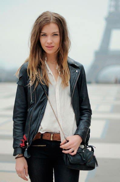 Как одеваются француженки - девушка в кожаной куртке возле Эйфелевой башни